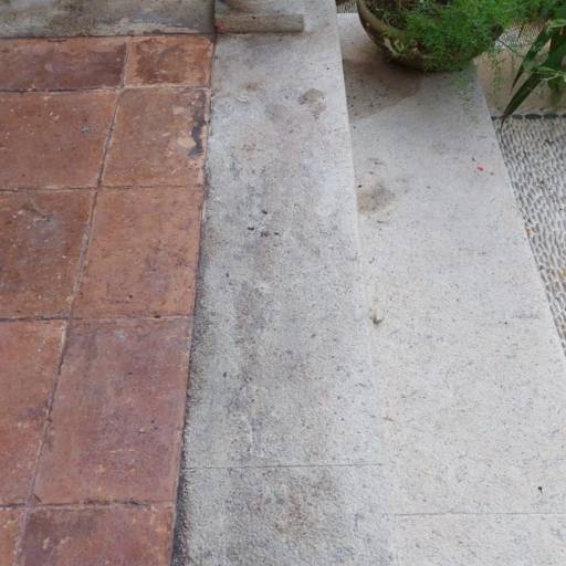 Lavagem de Degraus em Granito Amarelo Icaraí – Antes e Depois