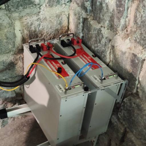 Sistema Híbrido em Resende/RJ - Geração de 800Kwh/mês + duas bateria de 100ah/48V/5Kwh cada- Backup de 6hs (Tv, Geladeira, Iluminação, Wi-fi)