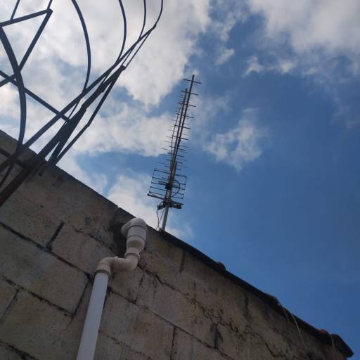 Conserto e manutenção em antena coletiva para vinte pontos no bairro Camilópolis em 22/04/2026