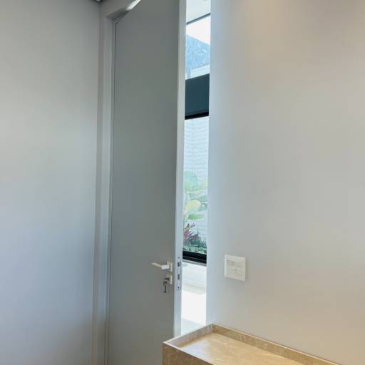 Porta Interna de ACM Branca – VerticalGlass Esquadrias de Alumínio e Vidros em Jaú, SP