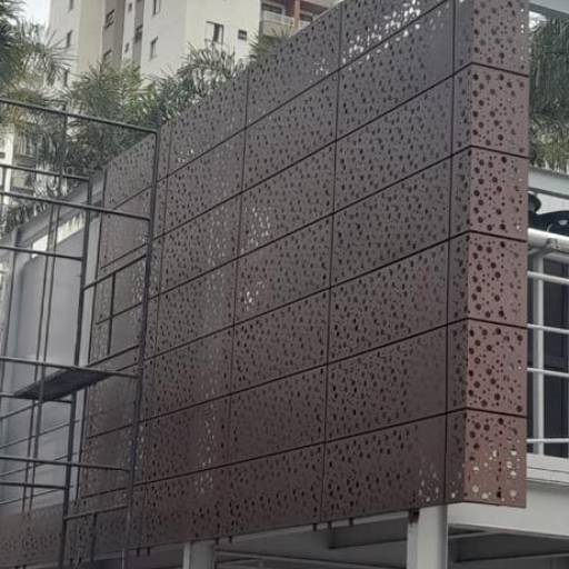 Fachada Vazada com Chapa Metálica e ACM Vazado em São José dos Campos