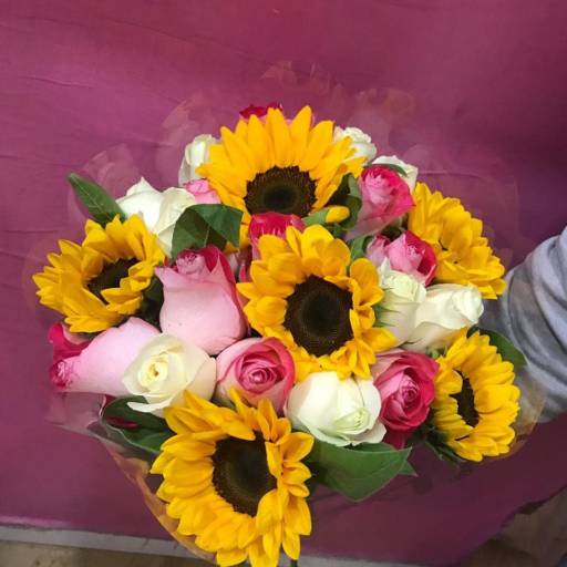 Buque de rosas coloridas com girassóis por Flor de lis - Floricultura e Presentes