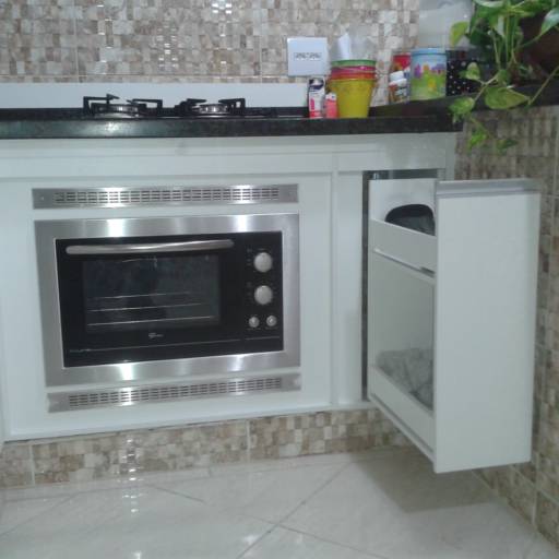 Gabinete de cozinha em L por M.1 Móveis Planejados