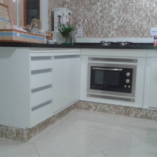 Gabinete de cozinha em L por M.1 Móveis Planejados