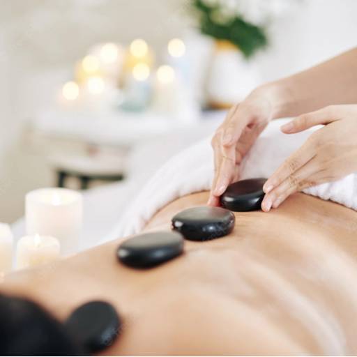 Massagem relaxante com pedras quentes por Efatá SPA e Terapias