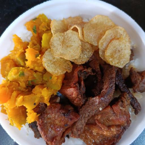 Arroz branco, feijão em caldo, batata frita, abóbora refogada, frango à passarinho e carne bovina em tiras