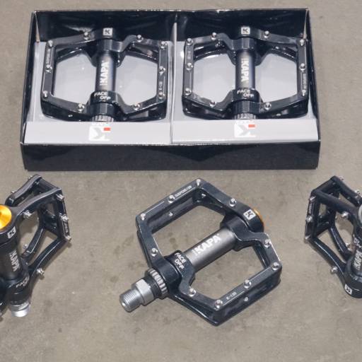 PEDAL PLATAFORMA ALUMINIO ROSCA GROSSA 9 16 INGLÊS COM ROLAMENTO PRETO METÁLICO em Bauru, SP por Two Force Bike Shop