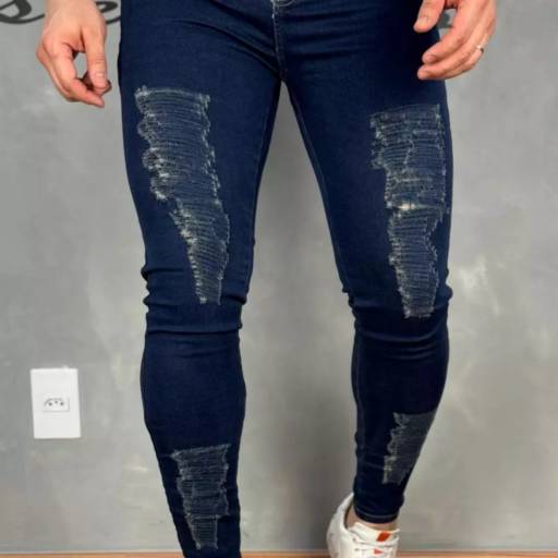 Calça Masculina Skinny Jeans Azul Tradicional Destroyed com Rasgos Modernos