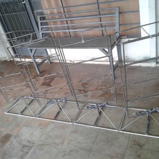 Grelhas para costela no fogo de chão