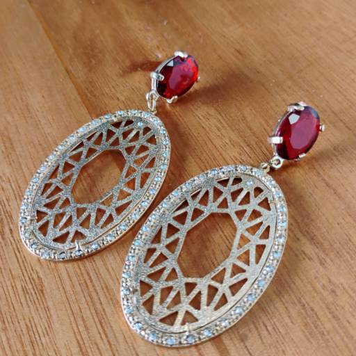 Comprar o produto de Brinco oval com pedra vermelha  dourado  em Roupas e Acessórios pela empresa Loja Ego 3 p - Roupas e Acessórios Femininos em Botucatu, SP por Solutudo