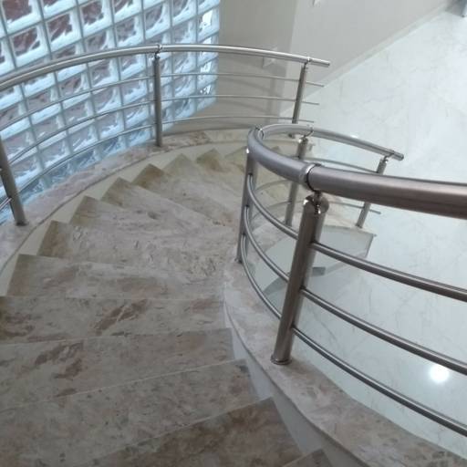 Corrimão curvado em inox escovado por Serralheria Spaço Corrimão