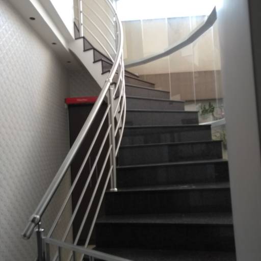 Corrimão curvado em inox escovado por Serralheria Spaço Corrimão