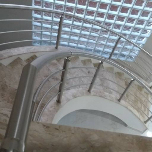 Corrimão curvado em inox escovado por Serralheria Spaço Corrimão