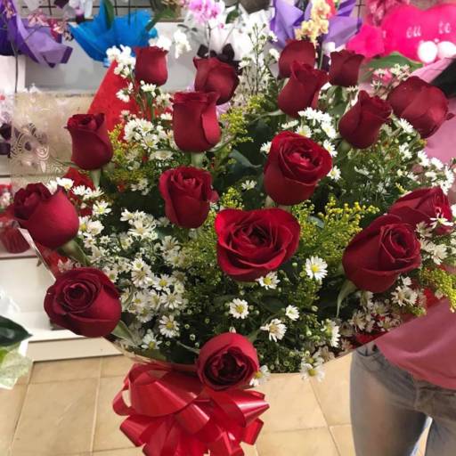 Comprar o produto de Ramalhete com 18 Rosas em Arranjo de Flores pela empresa Flor de lis - Floricultura e Presentes em Ourinhos, SP por Solutudo