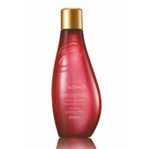  O Óleo corporal Encanto proporciona uma experiência sensorial única, com textura envolvente, possui partículas de brilho que deixam um brilho suave na pele. Você passa e espalha sua essência com a fragrância irresistível e poderosa de Pink Bouquet* inspirada em você. Protege contra os odores da transpiração