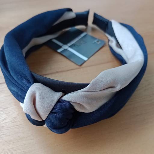 tiara azul escuro e bege