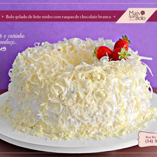 Bolo gelado de Leite Ninho Com raspas de chocolate branco por Mais Que Bolo