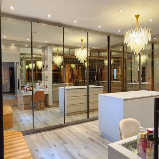 Closet planejado em Assis, SP com roupeiros sob medida