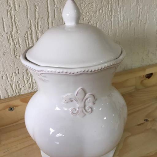 Comprar o produto de Vaso Cerâmica Branco, em Vasos Decorativos pela empresa Casa Renove Decoracoes em São Carlos, SP por Solutudo