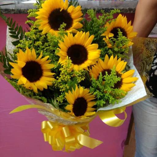 Comprar o produto de Buquê de Girassóis em Flores pela empresa Flor de lis - Floricultura e Presentes em Ourinhos, SP por Solutudo