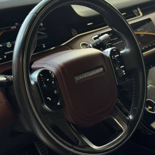 LAND ROVER EVOQUE P300 MHEV HSE R-DYNAMIC 2.0  em Foz do Iguaçu, PR por M7 Exclusive 