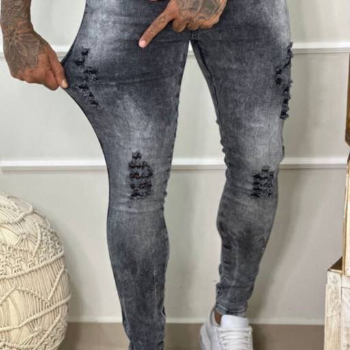 Calça Jeans Masculina Skinny Destroyed Cinza Estonada com Rasgos Modernos