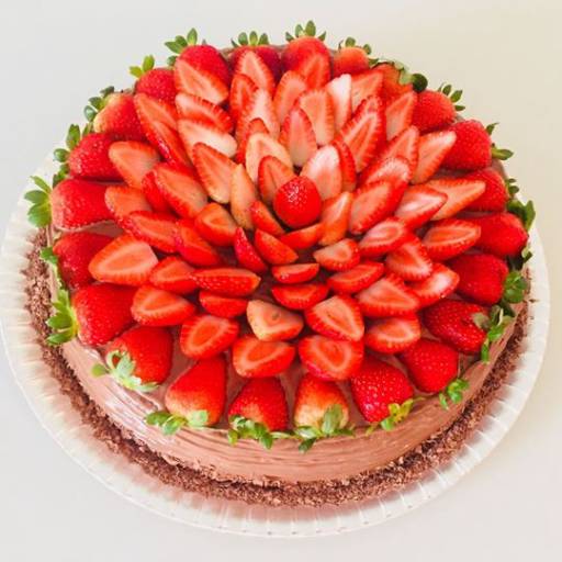 Bolo de Chocolate com Morango por Rachel Doces e Bolos