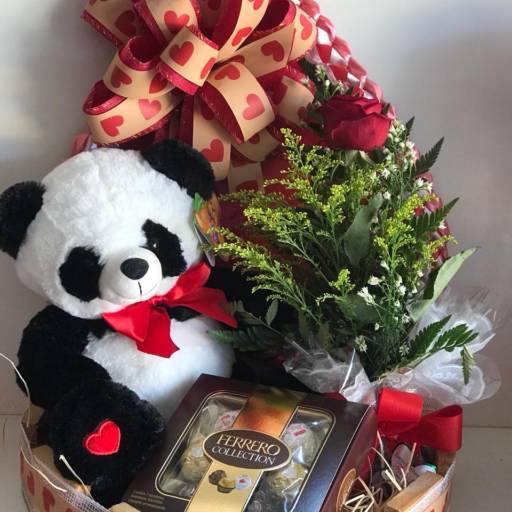 Comprar o produto de Baú de amor com urso panda em Cestas Personalizadas pela empresa Flor de lis - Floricultura e Presentes em Ourinhos, SP por Solutudo