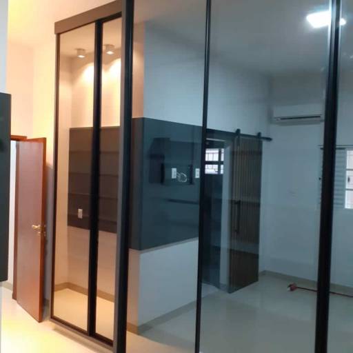 Guarda Roupas cor Grafite e portas de vidro reflecta fumê 