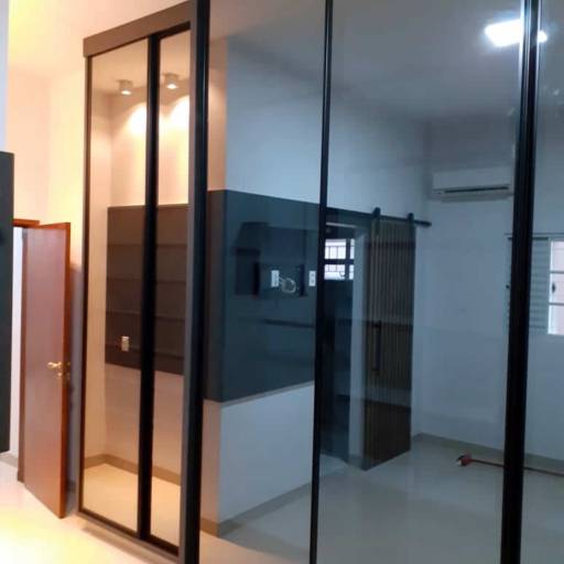 Guarda Roupas cor Grafite e portas de vidro reflecta fumê 