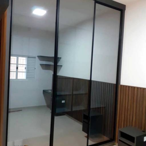 Guarda Roupas cor Grafite e portas de vidro reflecta fumê 