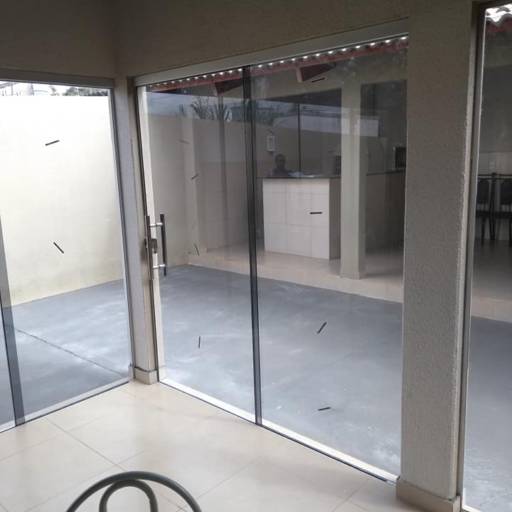 Porta 4 folhas de vidro fumê com puxadores cromados, Porta 2 folhas de vidro fumê com puxador H tubolar, Vidros fixos fumê. por Top Vidros