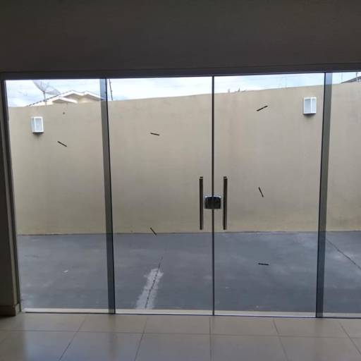 Porta 4 folhas de vidro fumê com puxadores cromados, Porta 2 folhas de vidro fumê com puxador H tubolar, Vidros fixos fumê. por Top Vidros