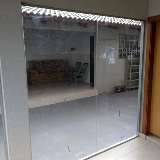 Porta 4 folhas de vidro fumê com puxadores cromados, Porta 2 folhas de vidro fumê com puxador H tubolar, Vidros fixos fumê. por Top Vidros