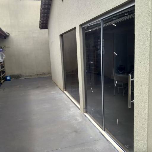 Porta 4 folhas de vidro fumê com puxadores cromados, Porta 2 folhas de vidro fumê com puxador H tubolar, Vidros fixos fumê. por Top Vidros