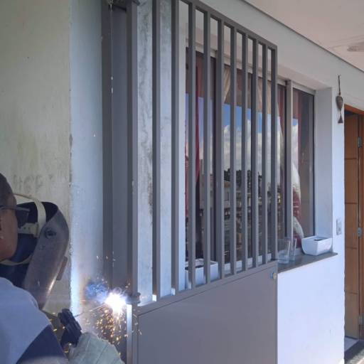 Meio gradil e meio chapeado.