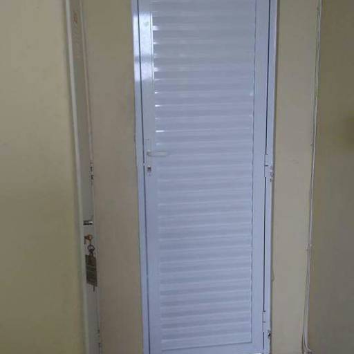 Porta de entrada em Atibaia, SP por Irmãos Franco Esquadrias de Alumínio