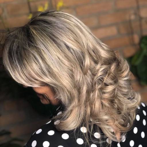 Ice blond!!!  Mechas e corte por Salão Deixa Cachear