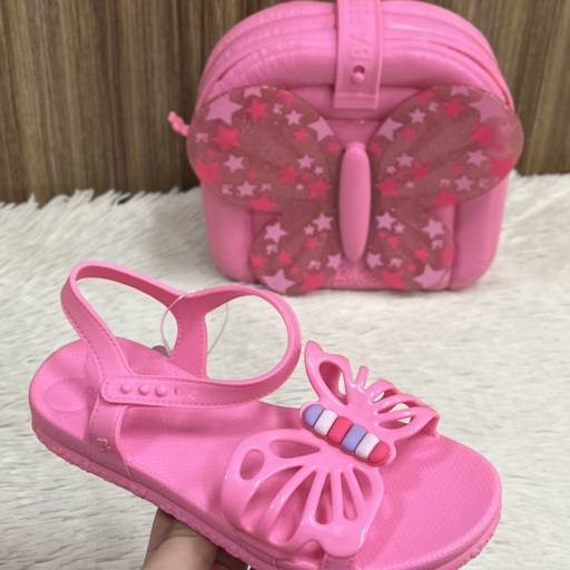 Sandália infantil Grendene + brinde
