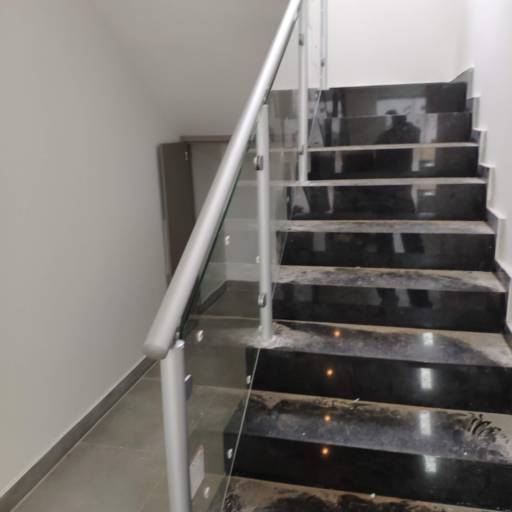 Escadas em Botucatu, SP por ProframeGlass Projetos em Esquadrias e vidros