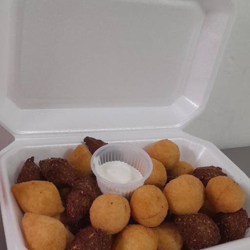 Coxinha bolinha de queijo risoles de presunto e queijo e quibe ou sortidos 