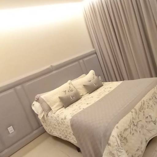 O quarto é um local de descanso e nada melhor que ter uma cabeira estofada para tornar seu descanso ainda melhor