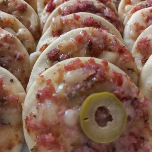 Mini pizza de calabresa com queijo