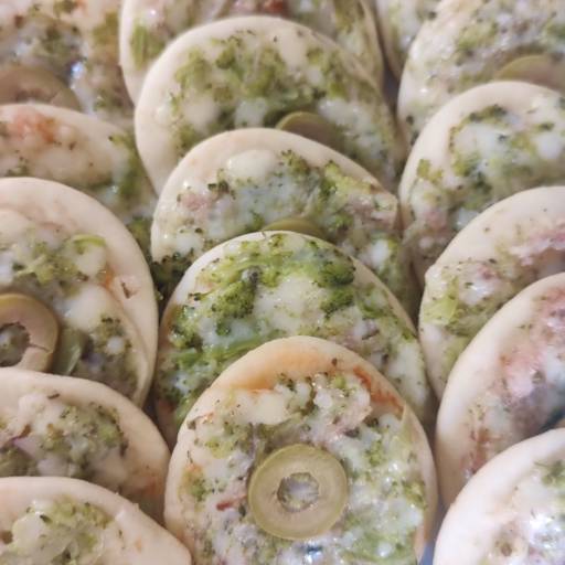 Mini pizza de brócolis com queijo