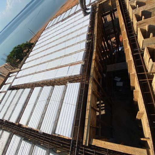 Construção Residencial de alto padrão em Riviera de Santa Cristina XIII, SP por RV Engenharia e Construção