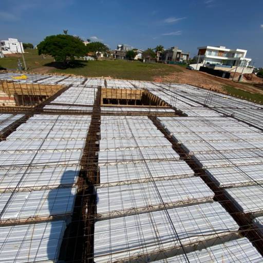 Construção Residencial de alto padrão em Riviera de Santa Cristina XIII, SP por RV Engenharia e Construção