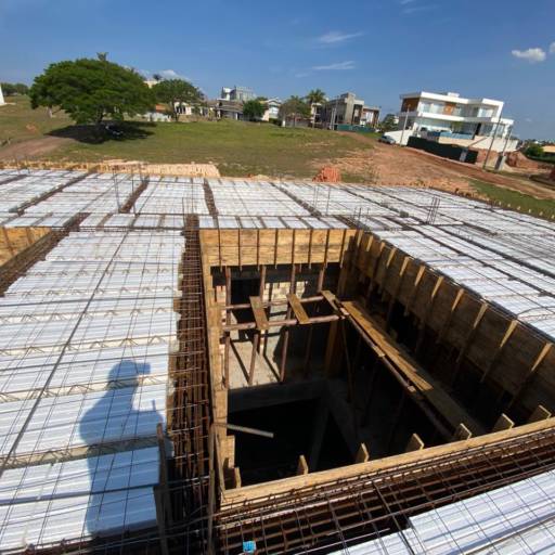 Construção Residencial de alto padrão em Riviera de Santa Cristina XIII, SP por RV Engenharia e Construção