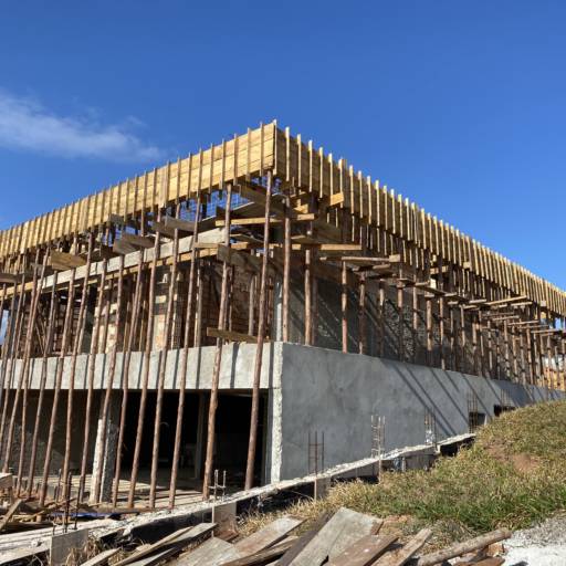 Construção Residencial de alto padrão em Riviera de Santa Cristina XIII, SP por RV Engenharia e Construção