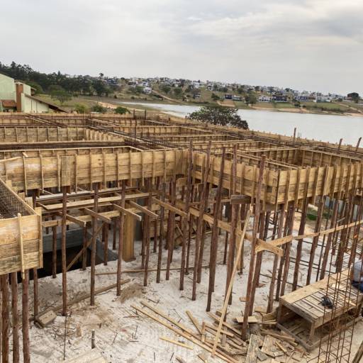 Construção Residencial de alto padrão em Riviera de Santa Cristina XIII, SP por RV Engenharia e Construção