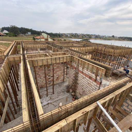 Construção Residencial de alto padrão em Riviera de Santa Cristina XIII, SP por RV Engenharia e Construção